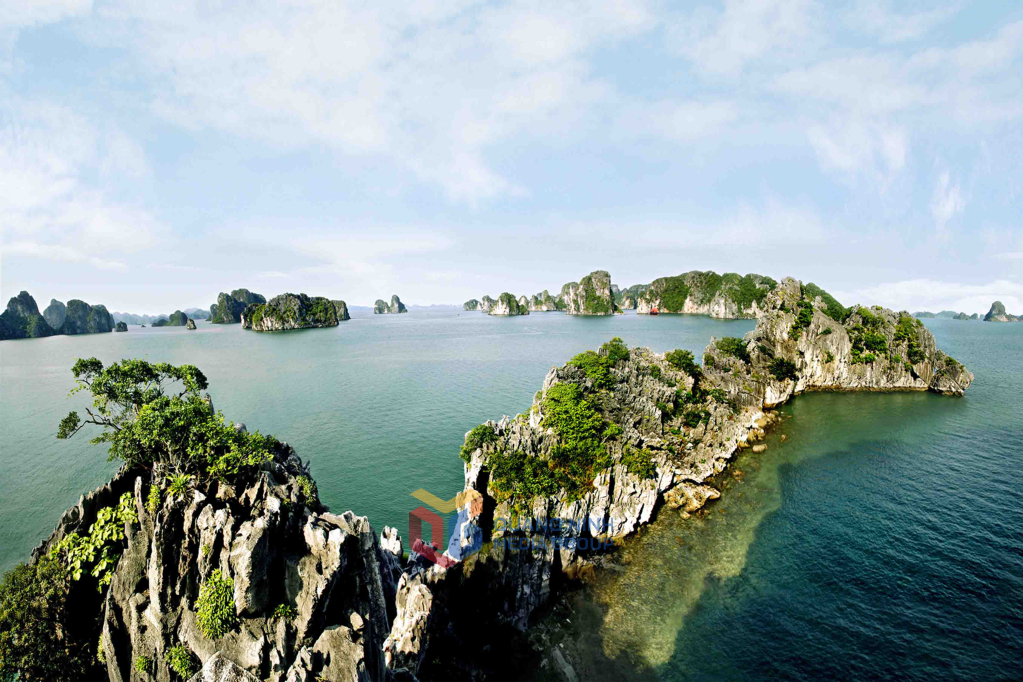 Núi đá uốn lượn như chú rồng đang tắm mình trong làn nước trong xanh. Ảnh: Khánh Giang