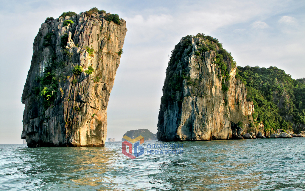 Núi đá cô đơn đứng vững giữa biển khơi mênh mông như minh chứng cho sự trường tồn. Ảnh Đỗ Giang