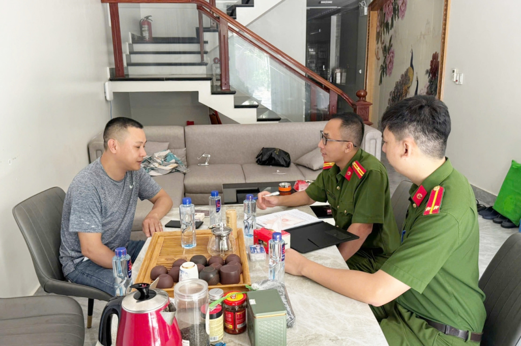 Công an phường Móng Cái 2 kiểm tra việc đăng ký tạm trú cho người nước ngoài tại các cơ sở lưu trú.