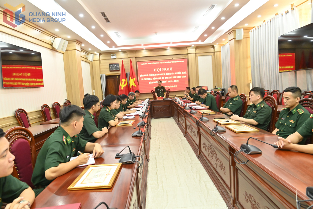 Đại tá Vũ Văn Hưng, Bí thư Đảng ủy, Chính ủy Ban Chỉ huy Bộ đội Biên phòng tỉnh phát biểu chỉ đạo tại hội nghị.