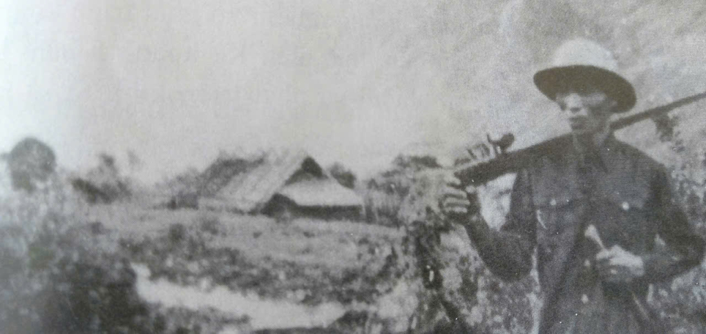 Di ảnh chính thức của Anh hùng Lỷ A Coỏng trong sách “Anh hùng thời đại Hồ Chí Minh” và các tư liệu lưu trữ lịch sử.