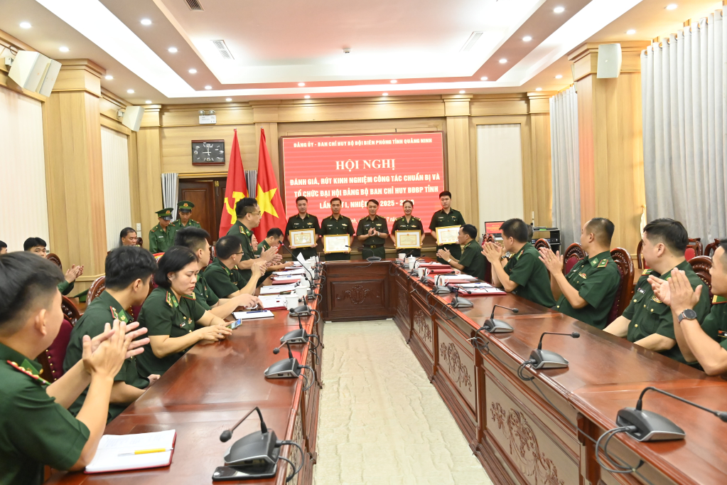 Đại tá Vũ Văn Hưng, Bí thư Đảng ủy, Chính ủy Ban Chỉ huy Bộ đội Biên phòng tỉnh trao giấy khen cho các cá nhân được khen thưởng.