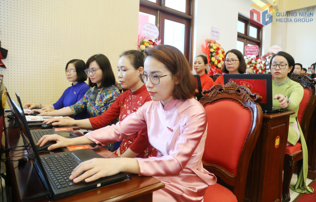Các đảng viên tham dự Đại hội Đại biểu Đảng bộ phường Bãi Cháy tra cứu tài liệu trên máy tính xách tay.