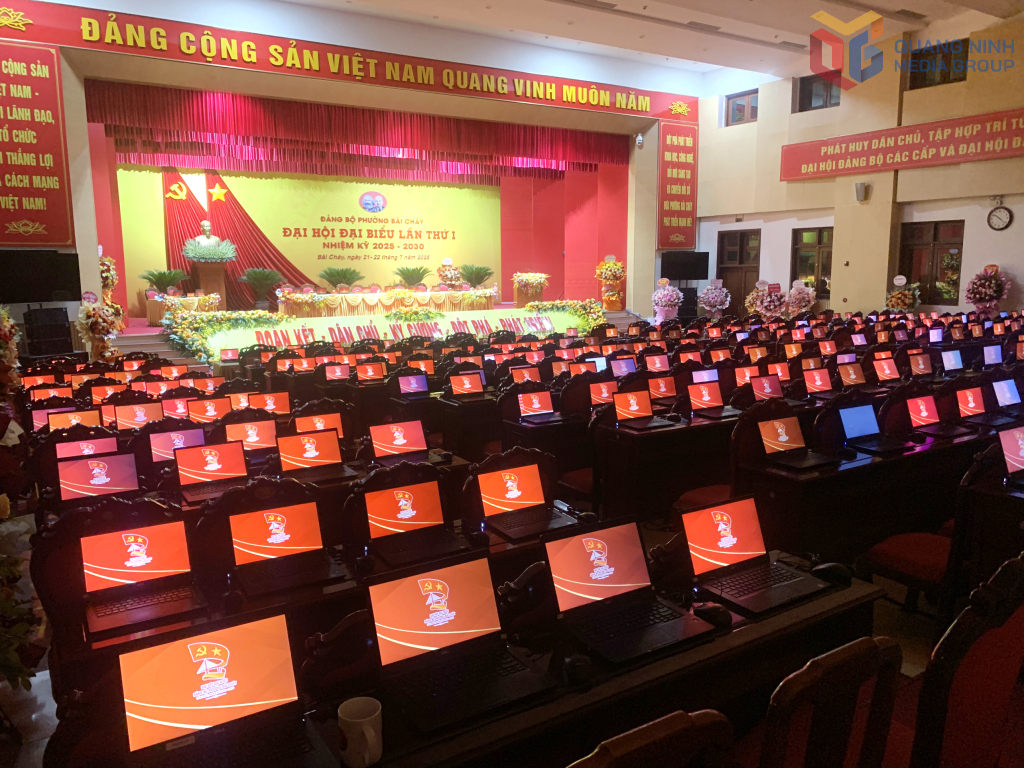 Phường Bãi Cháy chạy thử các máy tính trước khi đưa vào phục vụ các đại biểu tại đại hội.