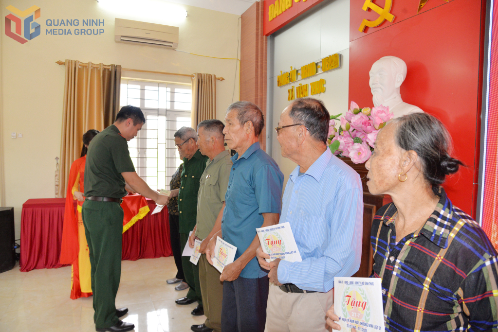 Lãnh đạo Đồn BPCKC Vạn Gia tặng quà cho các thương binh, thân nhân liệt sỹ trên địa bàn xã Vĩnh Thực.