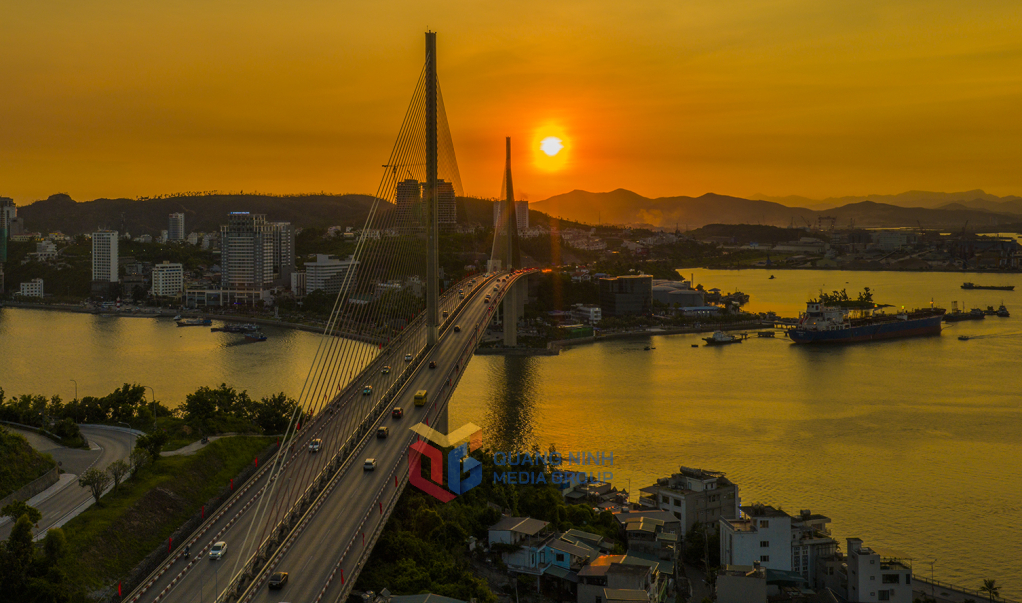 Vẻ đẹp của cầu rực rỡ và quyến rũ nhất khi hoàng hôn buông xuống