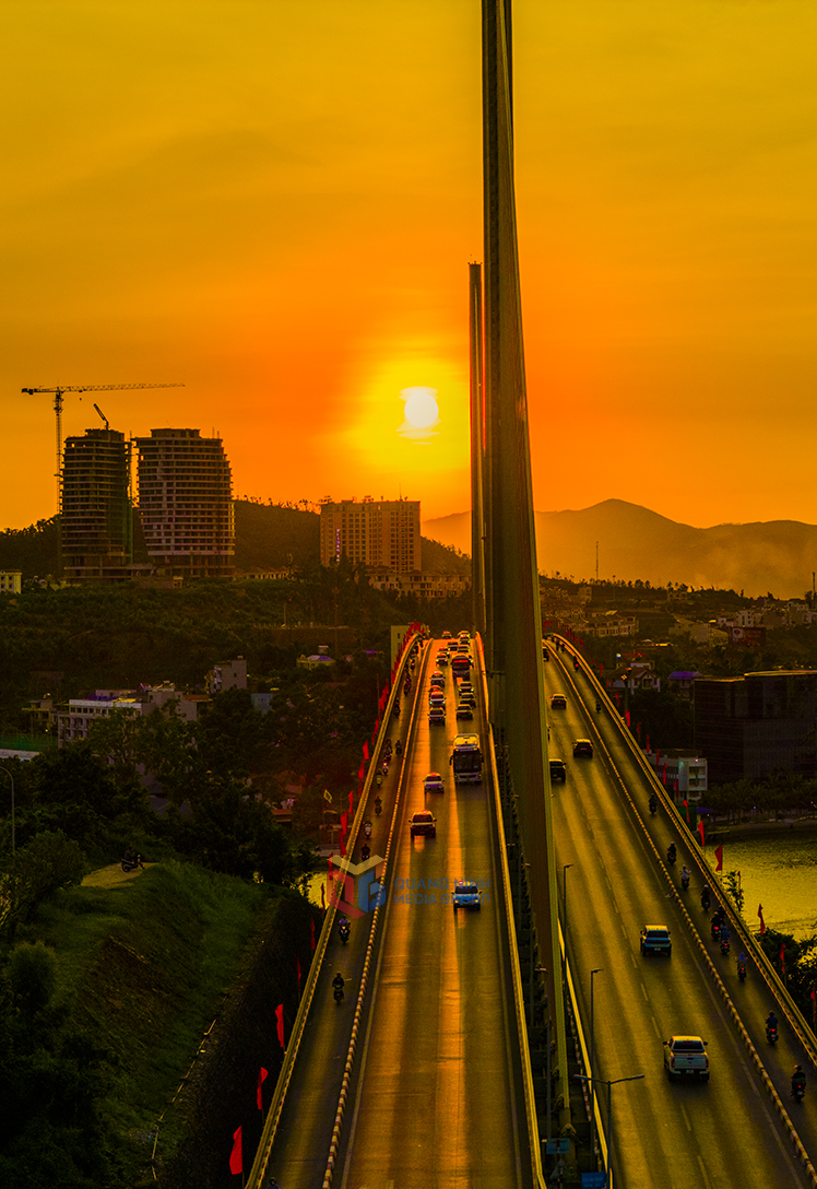 Ánh nắng cuối ngày nhuộm vàng thành vệt trên nền cầu 