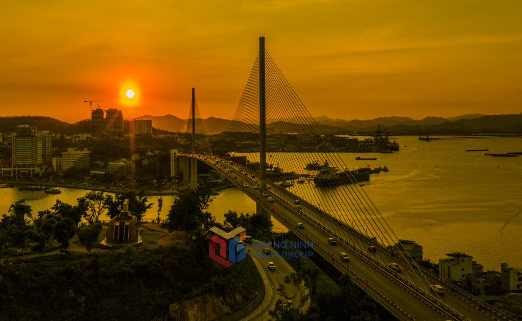 Vẻ đẹp khi nhìn cầu Bãi Cháy vào cảng Cái Lân