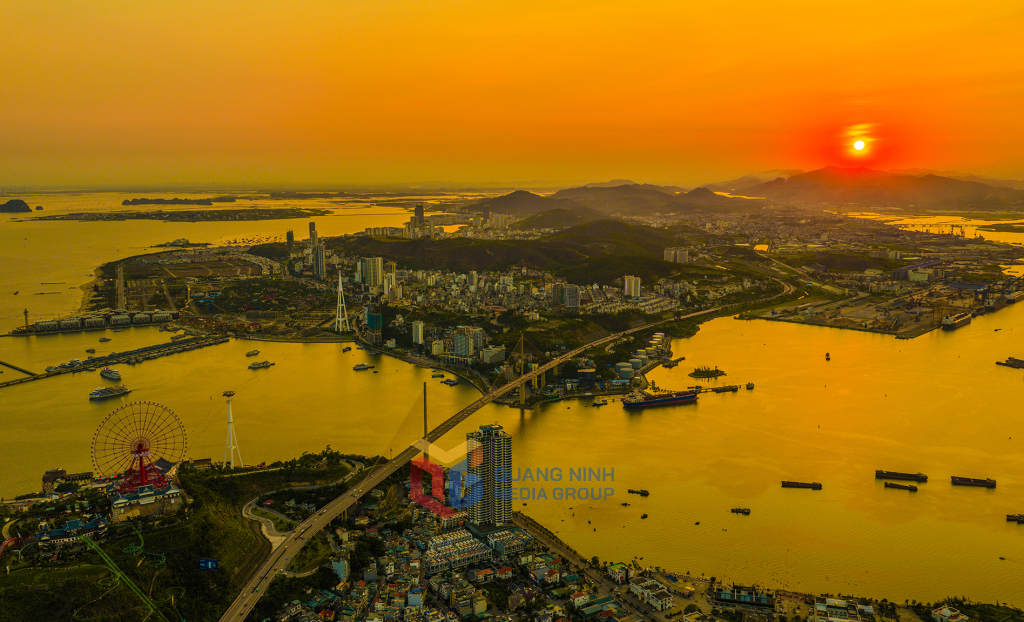 Mặt nước Cửa Lục ánh lên sắc cam hồng rực rỡ, những chiếc thuyền neo đậu lặng lẽ, in bóng lung linh dưới ánh chiều tà