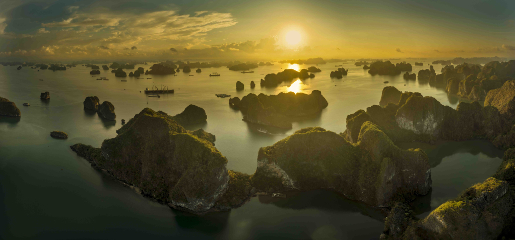 Bình minh Hạ Long.
