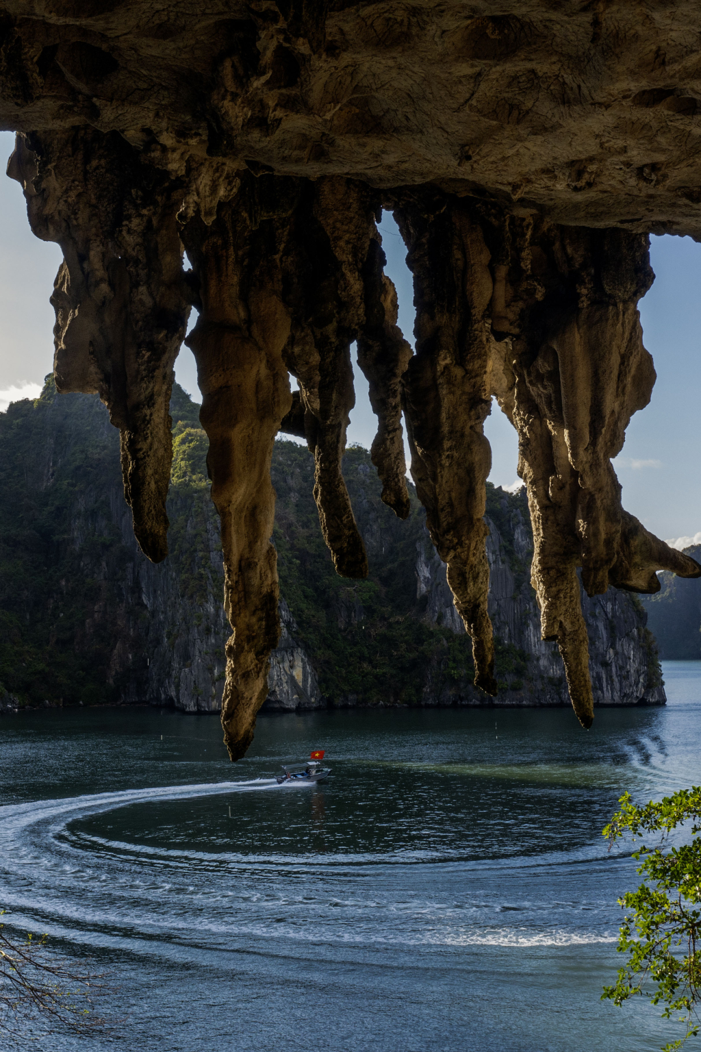 Một góc Hạ Long nhìn từ hang Trống.