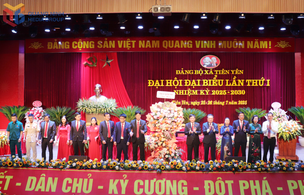 Các đồng chí lãnh đạo tỉnh tặng hoa chúc mừng Đại hội.