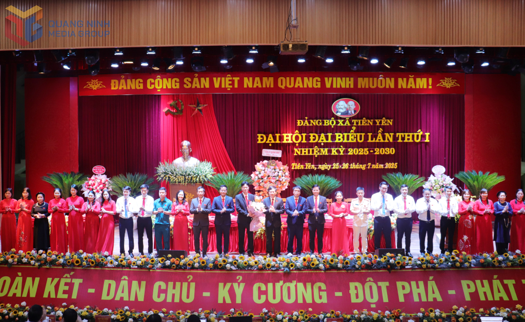Đồng chí Vũ Quyết Tiến, Phó Bí thư Tỉnh ủy tặng hoa chúc mừng Ban Chấp hành Đảng bộ xã Tiên Yên, nhiệm kỳ 2025-2030.