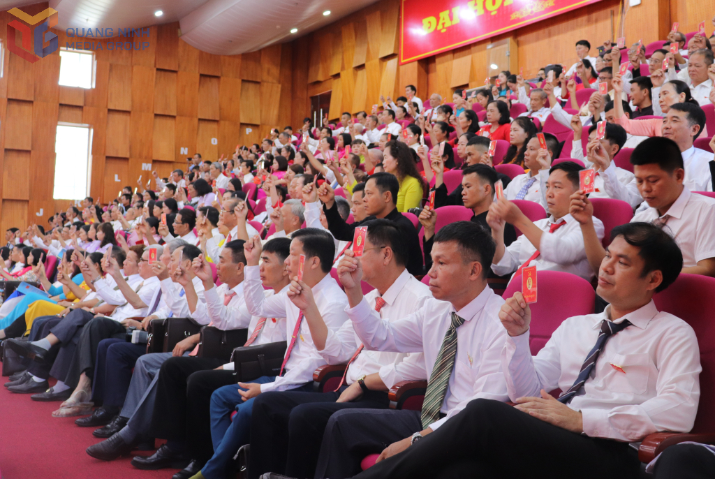 Các đại biểu biểu quyết thông qua Nghị quyết Đại hội.