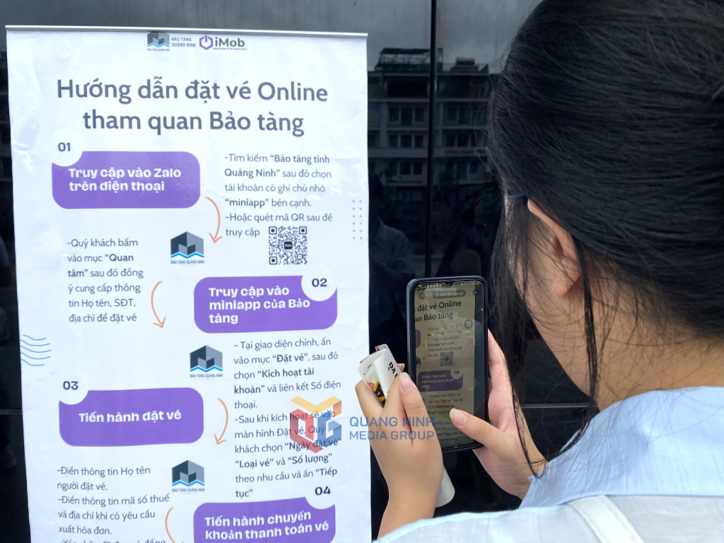Du khách quét mã QR để mua vé vào bảo tàng.