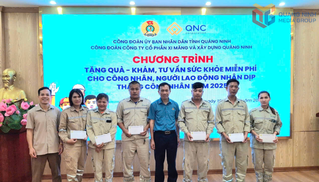 Công đoàn tặng quà cho CNLĐ