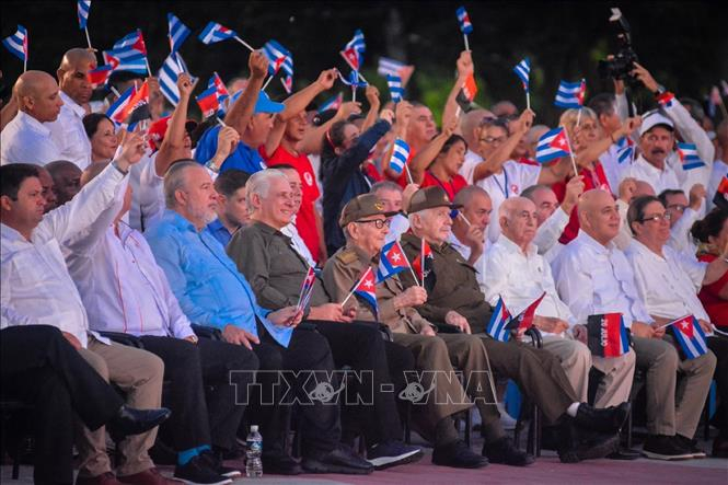 Đại tướng Raúl Castro Ruz (hàng đầu, thứ 5 từ trái sang) và Bí thư thứ Nhất Ban Chấp hành trung ương Đảng Cộng sản, Chủ tịch nước Cộng hòa Cuba Miguel Díaz-Canel Bermúdez (hàng đầu, thứ 4 từ trái sang) tại sự kiện ở Quảng trường Cách mạng Máximo Gómez Báez, Ciego de Ávila. Ảnh: TTXVN phát
