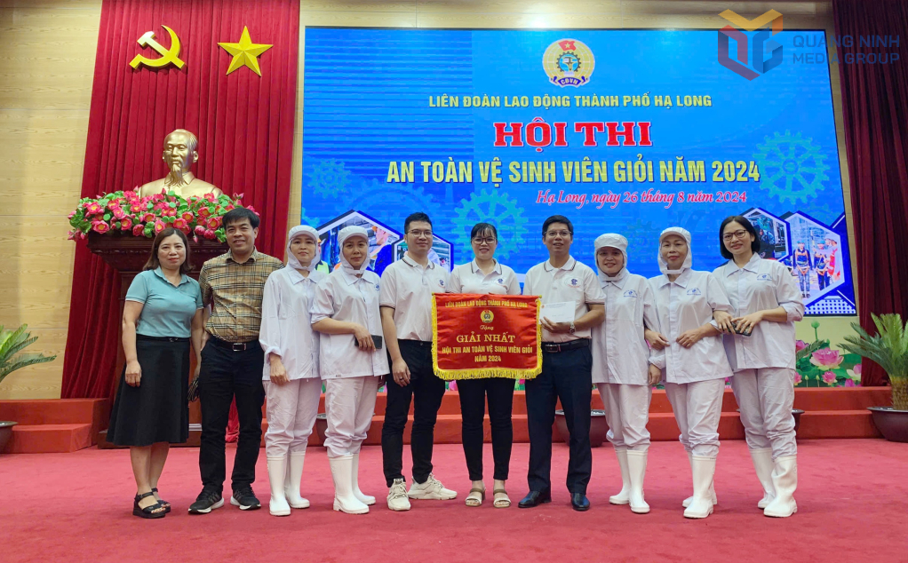 Phó Giám đốc, kiêm Chủ tịch Công đoàn Công ty CP Xuất nhập khẩu Thủy sản Quảng Ninh Nguyễn Công Lượng (thứ 2 trái sang) 