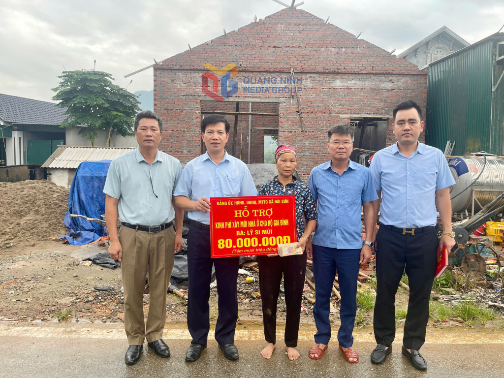 Xã Hải Sơn trao kinh phí hỗ trợ xây dựng, sửa chữa, cải tạo và nâng cấp nhà ở cho hộ gia đình khó khăn trên địa bàn
