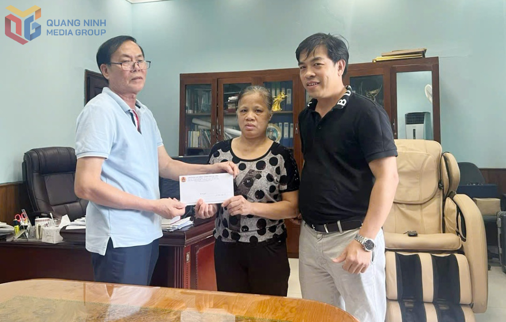 Anh Nguyễn Công Lượng (bên phải) Chủ tịch Công đoàn Công ty cùng lãnh đạo Công ty CP Xuất nhập khẩu Thủy sản Quảng Ninh trao hỗ trợ cho chị Nguyễn Thị Lý, công nhân Phân xưởng Chế biến bị ảnh hưởng cơn bão số 3 năm 2024.