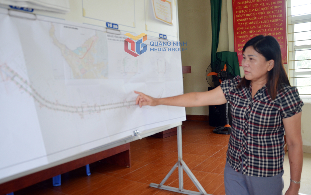 Chị Lâm Thị Thanh Hải chỉ sơ đồ đoạn đường được đầu tư mở rộng tại Khu phố Hà Phong 3.