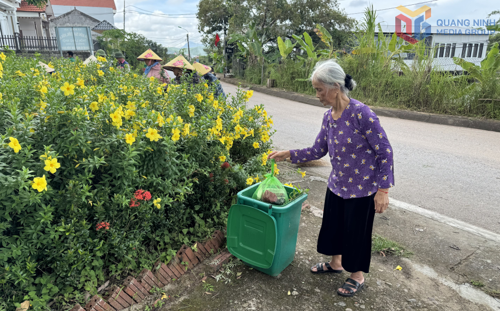 Người dân thôn Làng Nhội, xã Đông Ngũ bảo vệ môi trường từ việc đổ rác đúng nơi quy định. Ảnh: Minh Yến