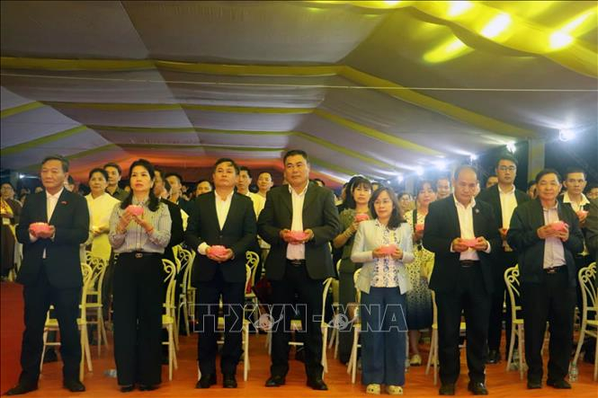 Đại biểu tưởng niệm các Anh hùng Liệt sĩ đã hy sinh vì độc lập, tự do, vì nền hòa bình bền vững của hai dân tộc Việt – Lào. Ảnh: Đỗ Bá Thành - PV TTXVN tại Lào