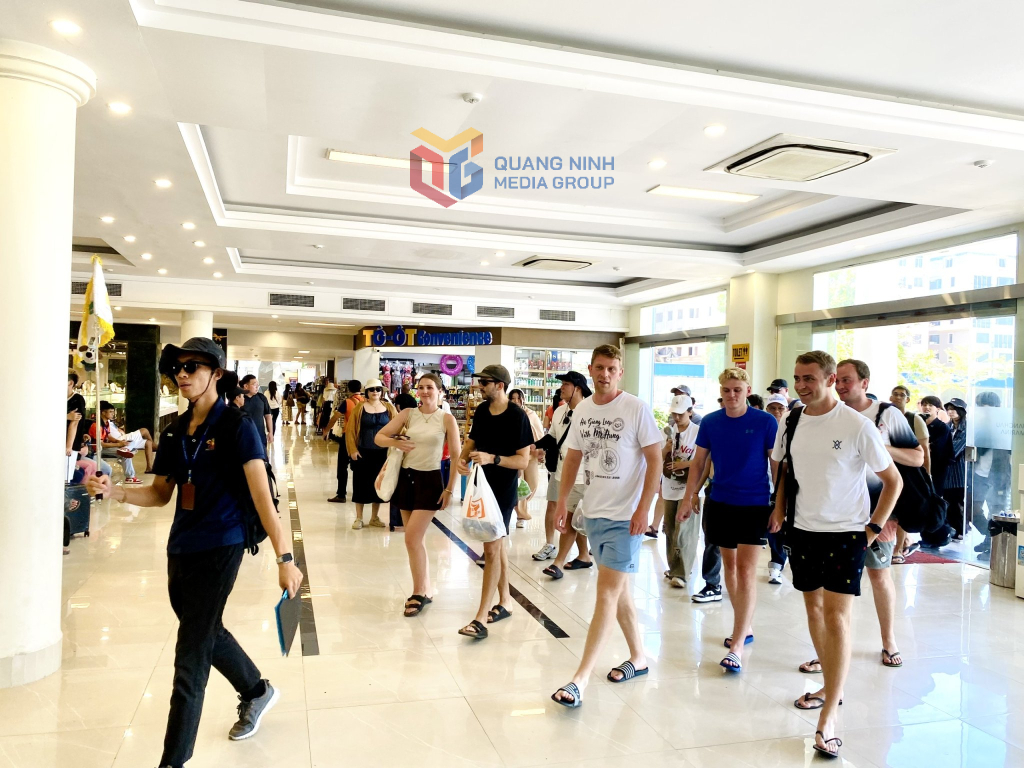 Du khách tham quan Vịnh Hạ Long từ Cảng tàu khách quốc tế Tuần Châu. 