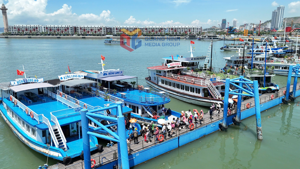 Nhiều tàu du lịch vỏ thép với cơ sở vật chất hiện đại sẵn sàng đón khách tham quan Vịnh Hạ Long và các tuyến đảo trong mùa cao điểm du lịch hè.