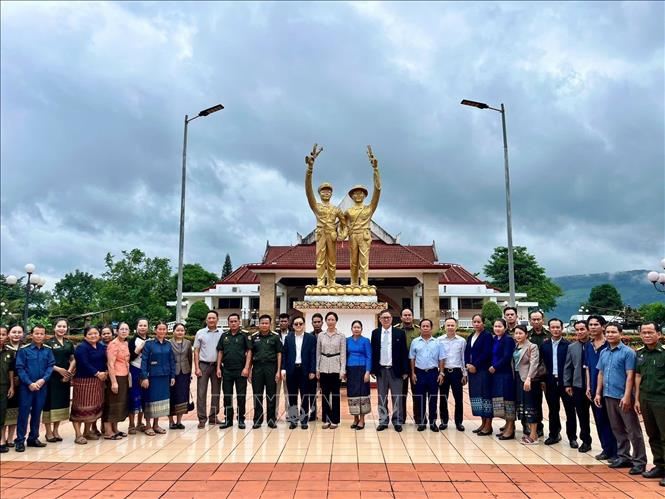 Đoàn đại biểu Tổng Lãnh sự quán Việt Nam tại Savannakhet và các đại biểu Lào chụp ảnh chung tại Bảo tàng truyền thống Liên minh chiến đấu Lào – Việt Nam ở Bản Đông, huyện Sepon, tỉnh Savnanakhet. Ảnh: TTXVN phát