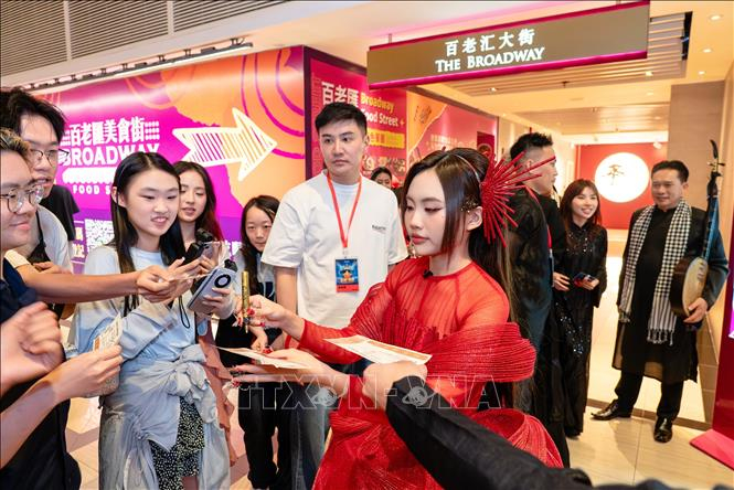Ca sỹ Phương Mỹ Chi giao lưu với khán giả sau đêm chung kết Sing! Asia. Ảnh: TTXVN phát