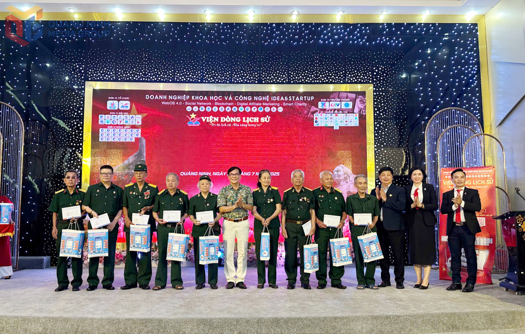 Đại diện doanh nghiệp trao tặng quà cho người có công.