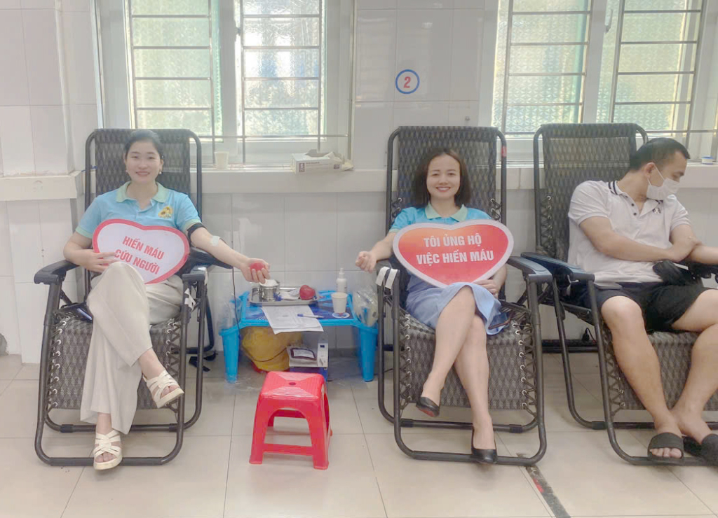 Chị Tươi (ở giữa) cùng các thành viên nhóm thiện nguyện Hoa Hướng Dương tham gia hiến máu tình nguyện định kỳ tại Bệnh viện Bãi Cháy.