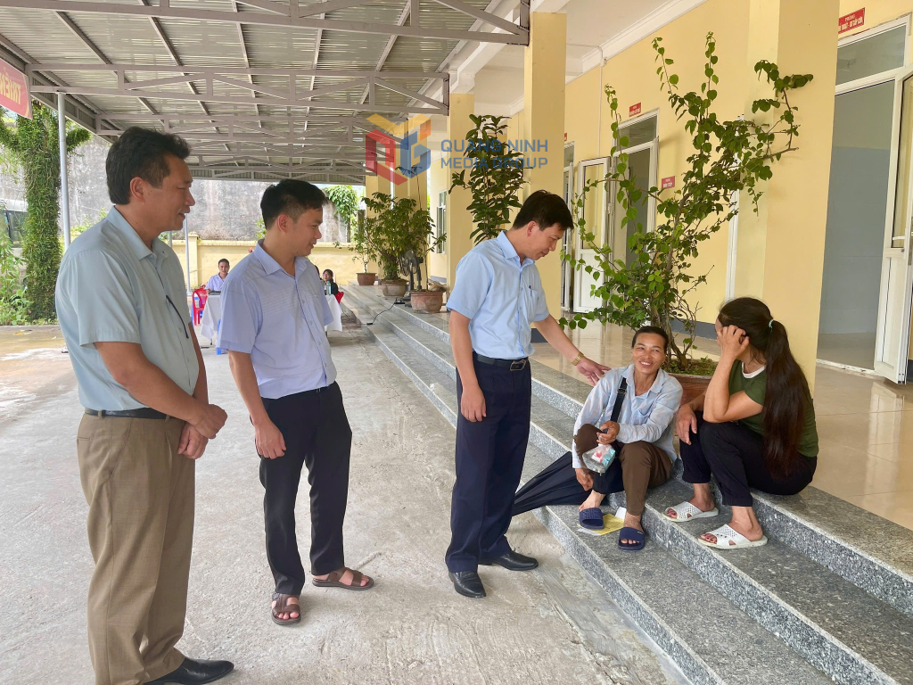 Đồng chí Đỗ Viết Mạnh, Bí thư Đảng ủy, Chủ tịch HĐND xã Hải Sơn trò chuyện, nắm tình hình nhân dân trên đia bàn.