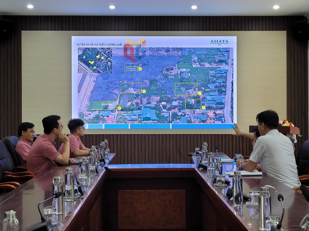 Lãnh đạo phường Hiệp Hòa cùng cơ quan chuyên môn làm việc với chủ đầu tư dự án khu CN Sông Khoai để tháo gỡ khó khăn vướng mắc trong GPMB.