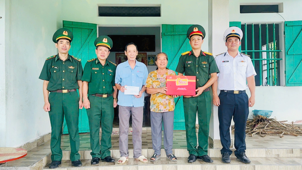 Đồn BP Thanh Lân tặng quà cho gia đình Liệt sỹ trên địa bàn.
