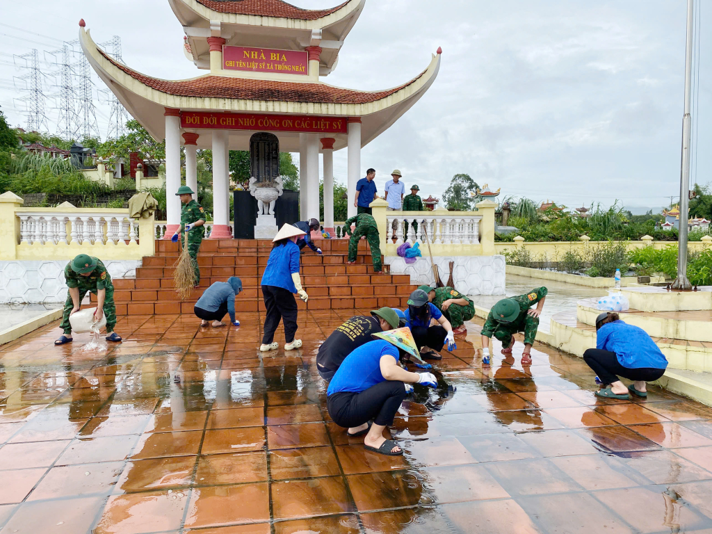 CBCS Tiểu đoàn Huấn luyện - Cơ động (BĐBP tỉnh Quảng Ninh) tham gia dọn vệ sinh môi trường Đài tưởng niệm các Anh hùng liệt sỹ trên địa bàn.