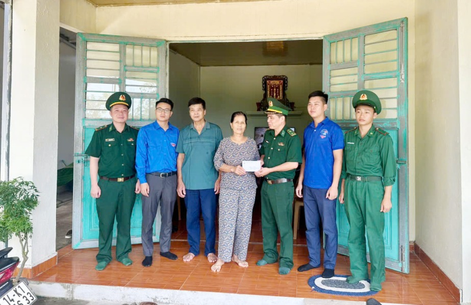 Đồn BP Trà Cổ tặng quà cho gia đình chính sách trên địa bàn biên phòng.