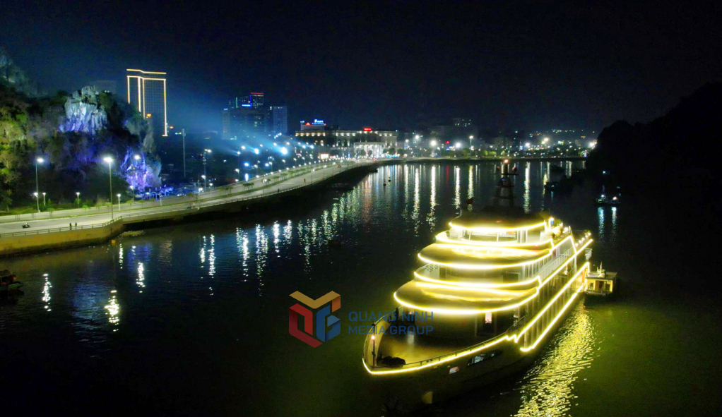 Tàu du lịch 4-5 sao đưa du khách tham quan ven bờ di sản, một sản phẩm góp phần định vị thương hiệu của TP Hạ Long.