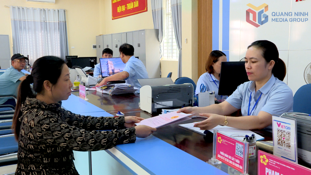 Người dân giải quyết thủ tục nhanh chóng, thuận tiện tại Trung tâm Phục vụ hành chính công xã Ba Chẽ.