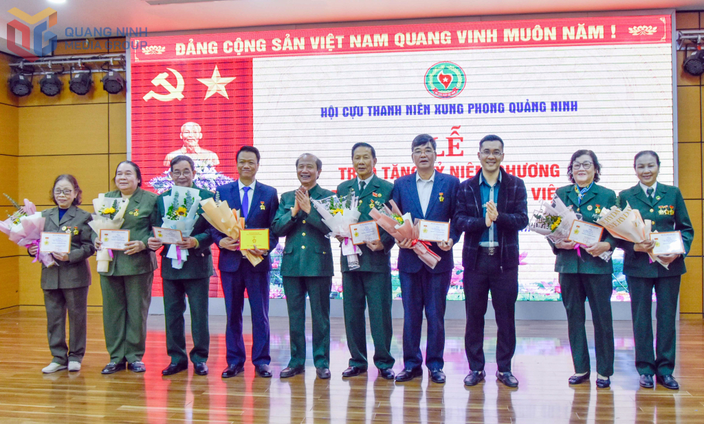 ội Cựu TNXP Quảng Ninh và Tỉnh Đoàn trao Kỷ niệm chương Cựu TNXP Việt Nam cho các cá nhân, tháng 12/2024. Ảnh: Hoàng Giang