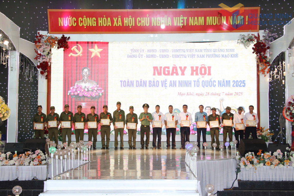 Thứ trưởng Đặng Hồng Đức trao kỷ niệm chương của Bộ Công an cho 16 cá nhân có thành tích xuất sắc trong phong trào toàn dân bảo vệ ANTQ.