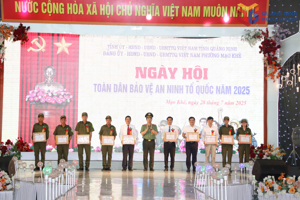 Thiếu tướng Trần Văn Phúc, Giám đốc Công an tỉnh trao Giấy khen cho 4 tập thể, 6 cá nhân có thành tích xuất sắc trong phong trào toàn dân bảo vệ ANTQ.