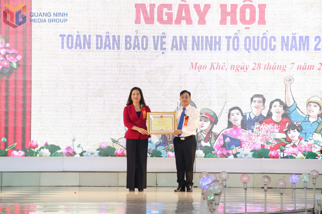 Đồng chí Nguyễn Thị Hạnh, Phó Chủ tịch UBND tỉnh trao Bằng khen của UBND tỉnh cho cá nhân có thành tích xuất sắc trong phong trào toàn dân bảo vệ ANTQ.