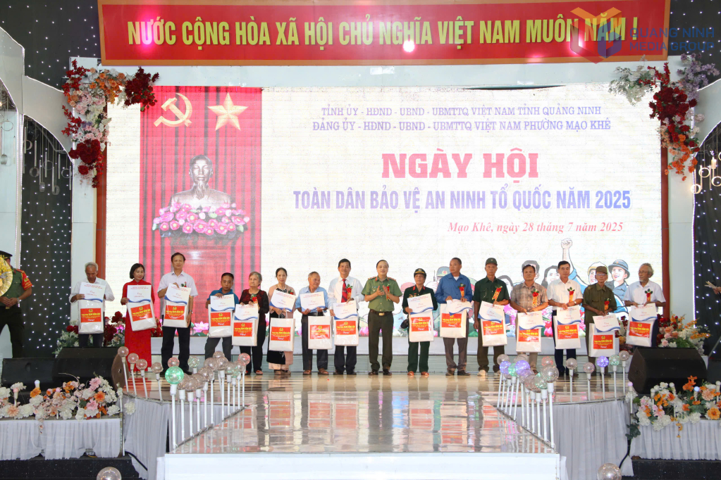 Bộ Công an tặng 15 phần quà cho các gia đình chính sách, người có công và gia đình có hoàn cảnh khó khăn trên địa bàn phường Mạo Khê.