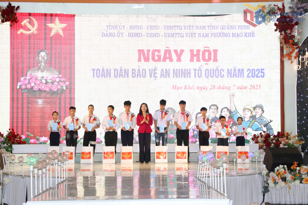 Đồng chí Nguyễn Thị Hạnh, Phó Chủ tịch UBND tỉnh thay mặt Tỉnh ủy, UBND tỉnh tặng 10 phần quà cho học sinh có hoàn cảnh khó khăn trên địa bàn phường Mạo Khê.