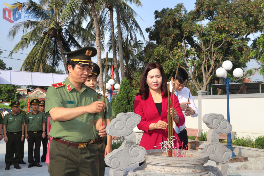 Đoàn đại biểu dâng hương tại Di tích nhà bia lưu niệm nơi thành lập Chi bộ Đảng đầu tiên ở Mạo Khê.