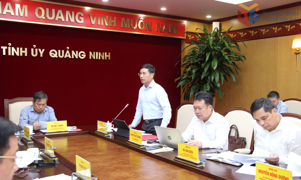 Đồng chí Phạm Đức Ấn, Phó Bí thư Tỉnh ủy, Chủ tịch UBND tỉnh, phát biểu tại hội nghị.