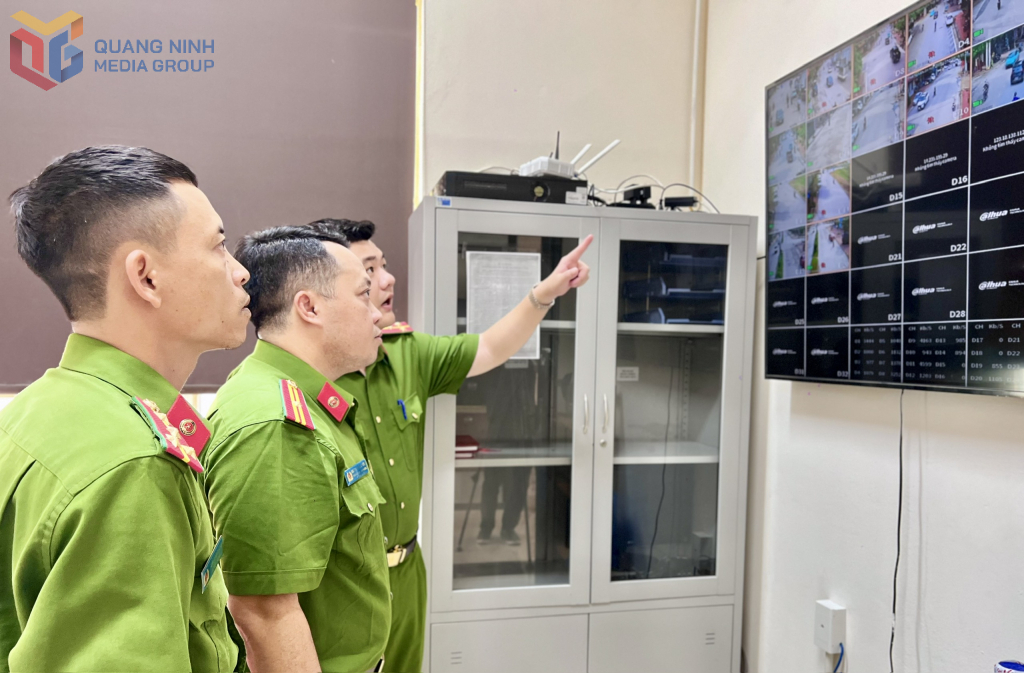 Công an phường Cao Xanh nắm bắt tình hình qua hệ thống camera AI giám sát an ninh trên địa bàn.