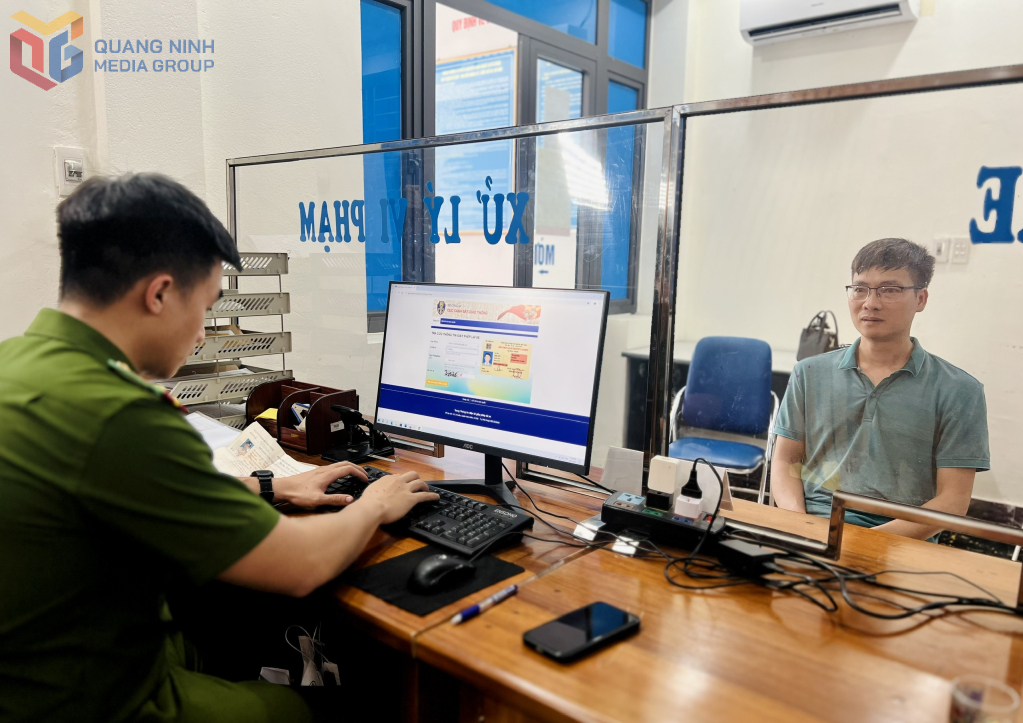 Công an xã Ba Chẽ triển khai cấp đổi giấy phép lái xe mô tô cho công dân.